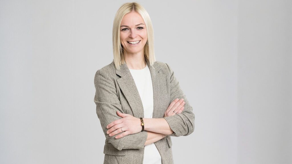 LIMAFEX: Portait von blonder Dame, elegant gekleidet