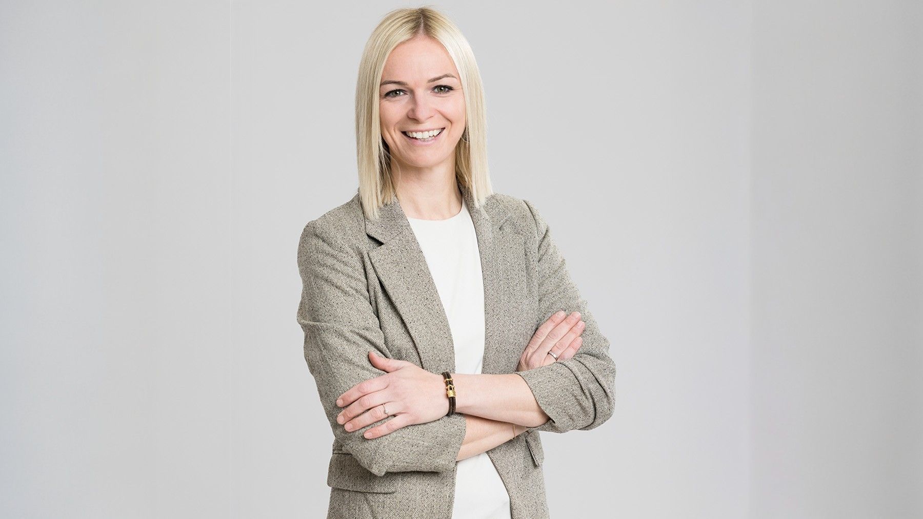 LIMAFEX: Portait von blonder Dame, elegant gekleidet