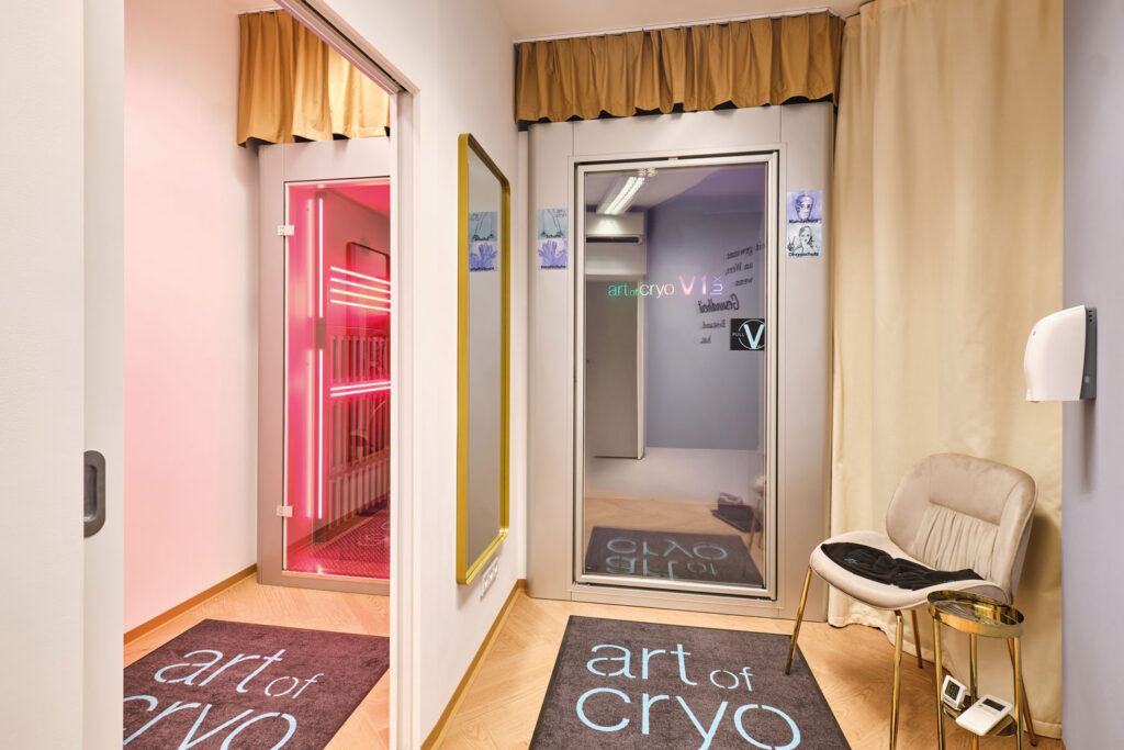 MCS Lichttherapie (l.) und Kältekammer (r.)