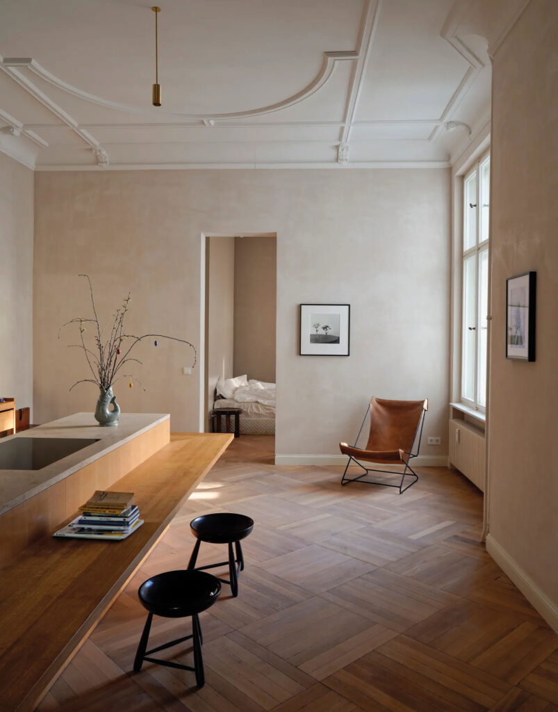 Ein karg gestalteter Altbau-Wohnraum.