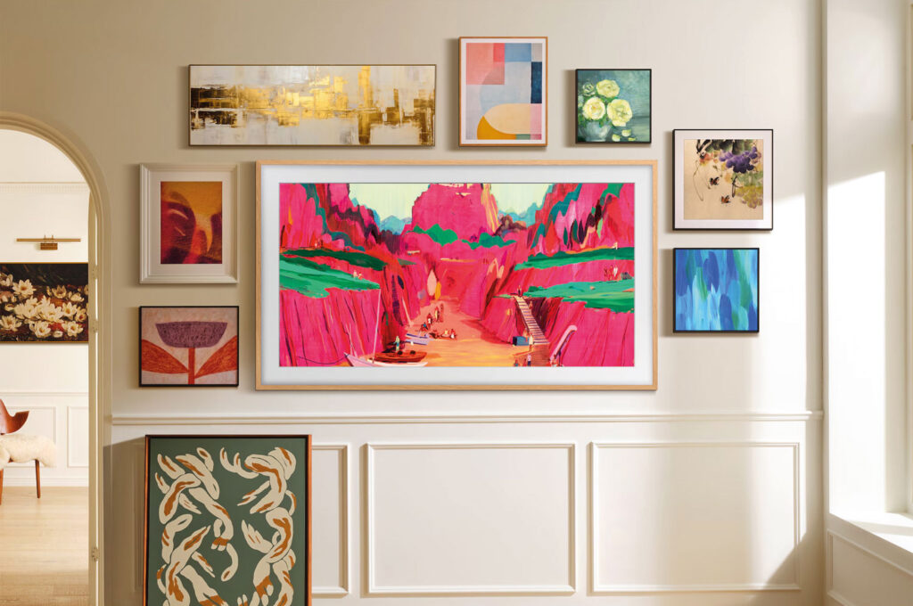 Bunte Bilder hängen an einer weißen Wand.