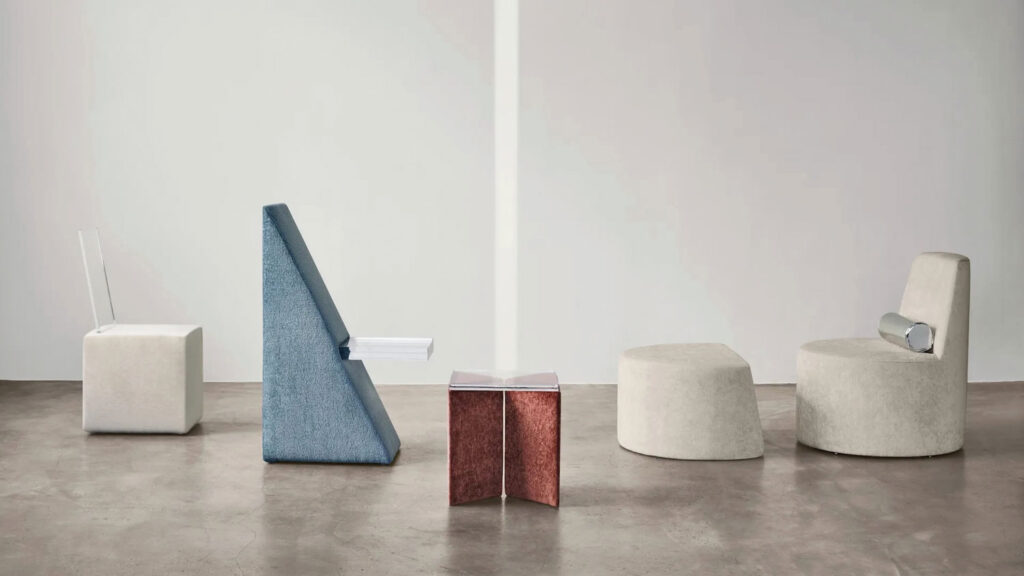 Wohntrends 2026: Samtige Stühle und Tische in geometrischen Formen.