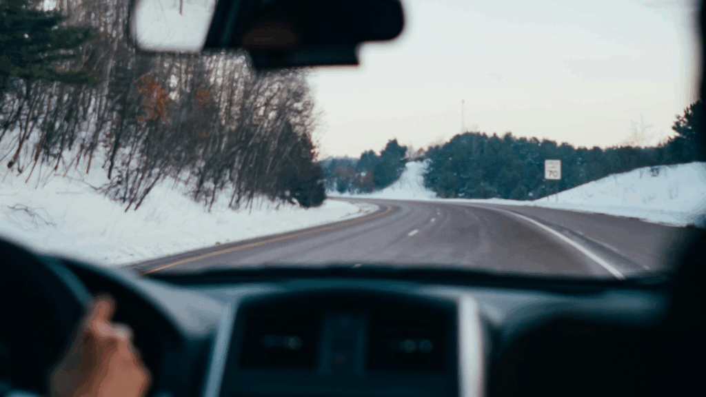 Sicht aus dem Auto auf eine Schneefahrbahn