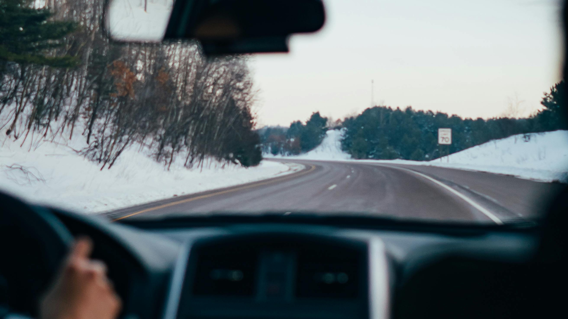 Sicht aus dem Auto auf eine Schneefahrbahn