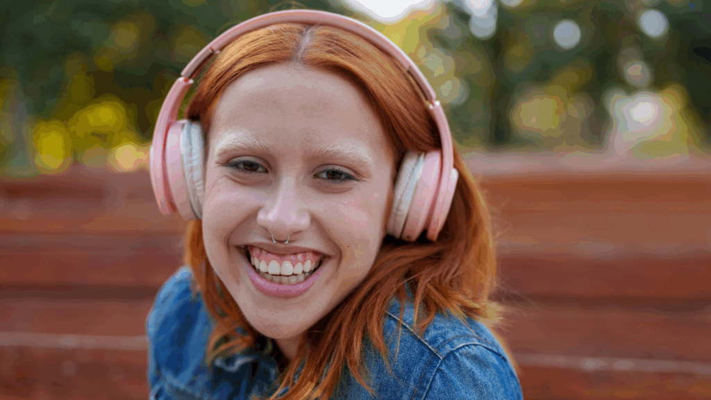 Lächelnde Frau mit gebleichten Augenbrauen