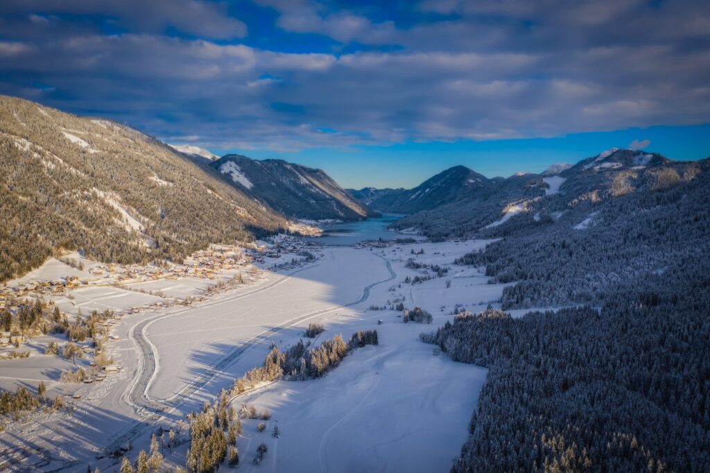 Verschneite Winterlandschaft und zugefrorener See