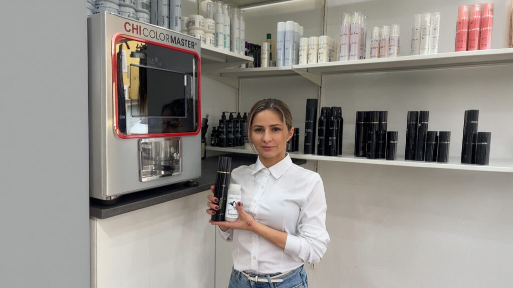 Bianca Billi zeigt Haarprodukte her.