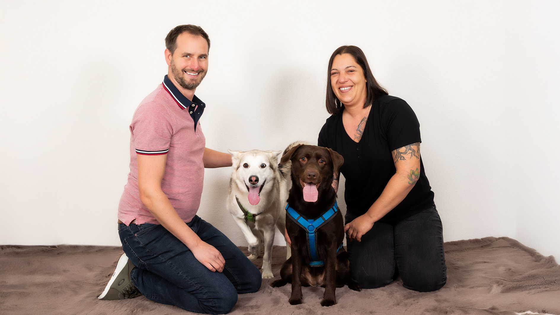 Team von Doggymind mit zwei Hunden beim Hundetraining