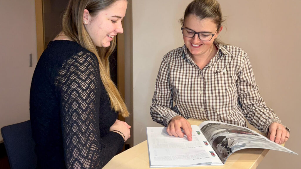 Austria Motion unterstützt Frauen am Hof dabei, Ersatzteile und Motoröl selbstbewusst online zu kaufen.