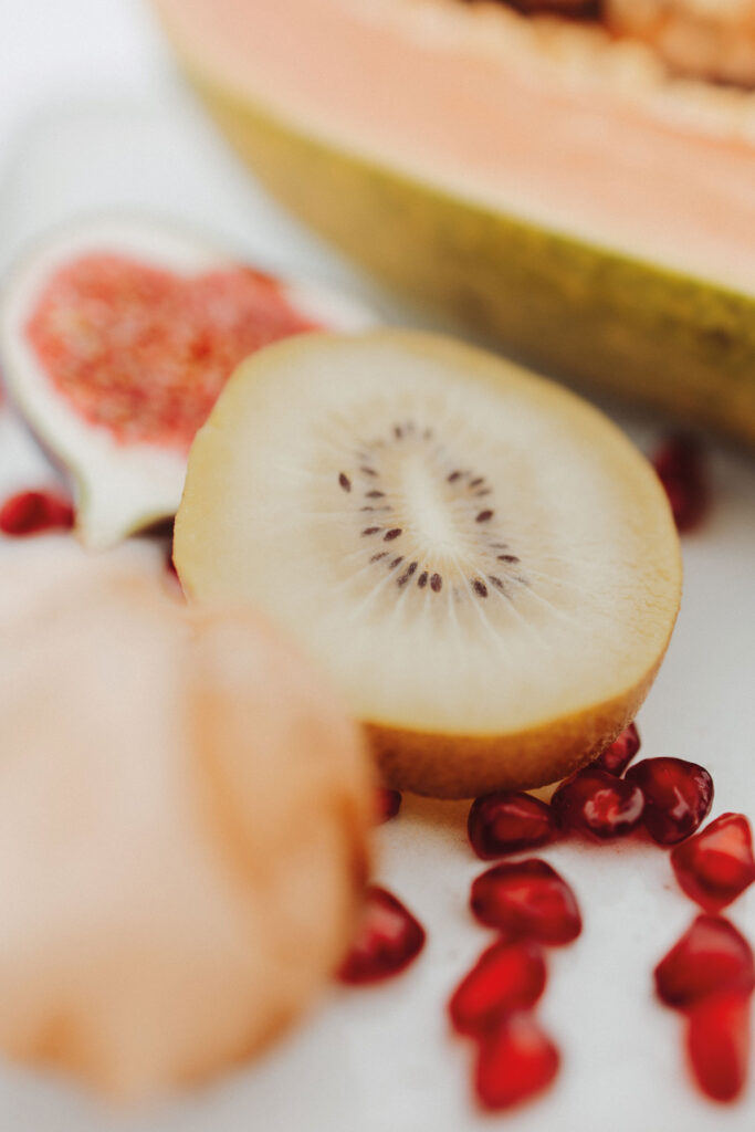 Nahaufnahme von Kiwi, Feige und anderen Früchten, die gesund für den Darm sind.