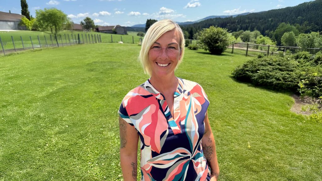 Portrait von Nina Storer im Freien