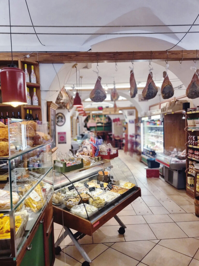 Uriger Laden mit Spezialitäten aus Triest.