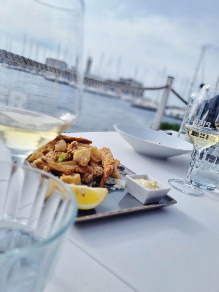 Frittierte Meeresfrüchte am Meer.