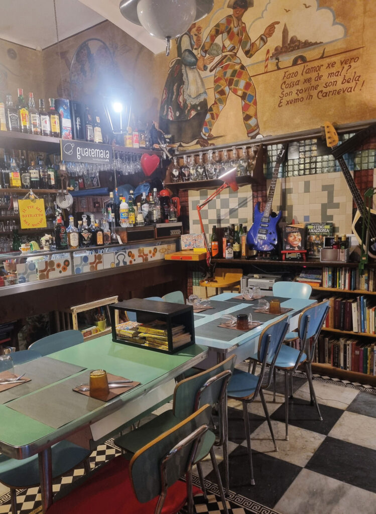 Sehr voll eingerichtete Taverne.