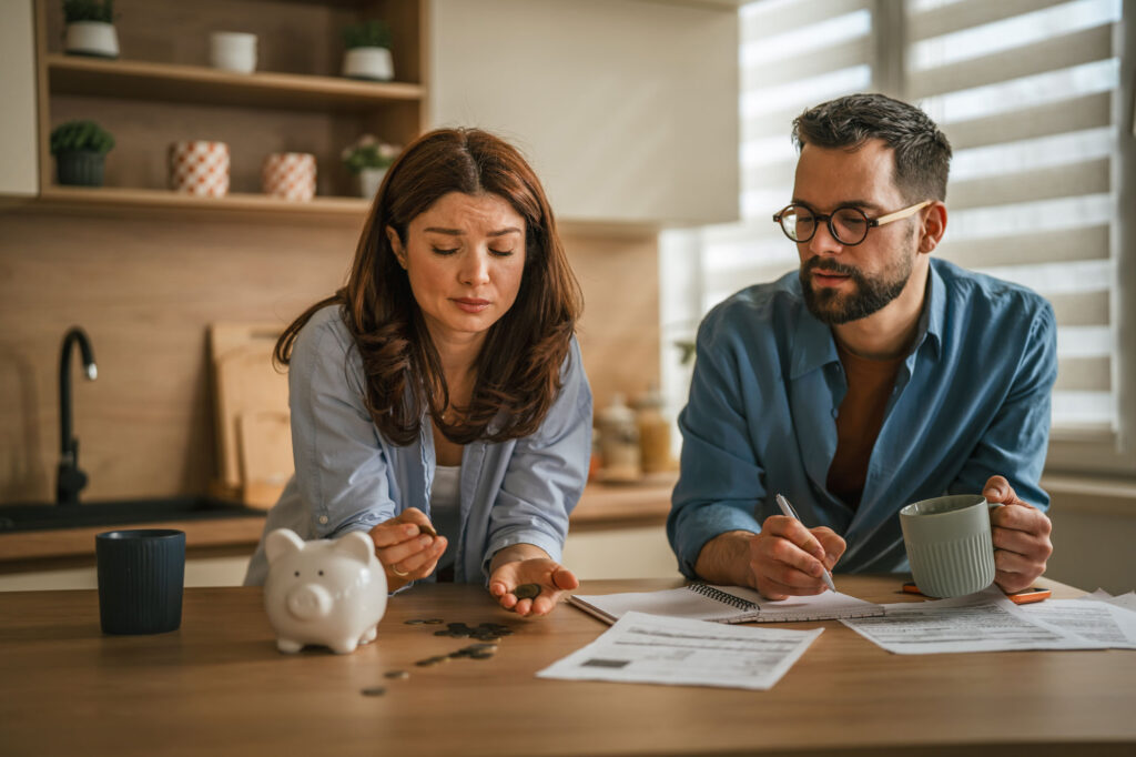 Paar diskutiert in Küche über Vermögen.