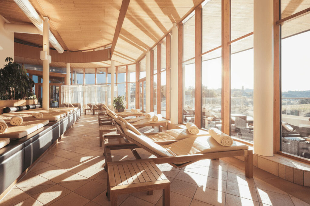 Ruheraum in einer Therme mit vielen Liegen und sonniger Aussicht.