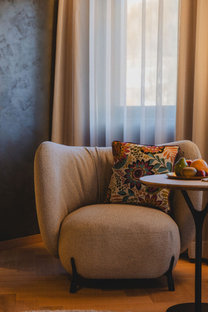 Komfortsessel in einem Hotelzimmer