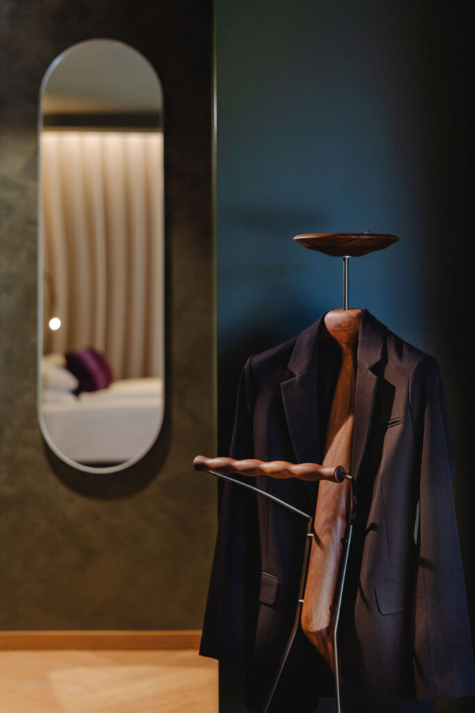 Kleiderständer mit Sakko in einem Hotelzimmer