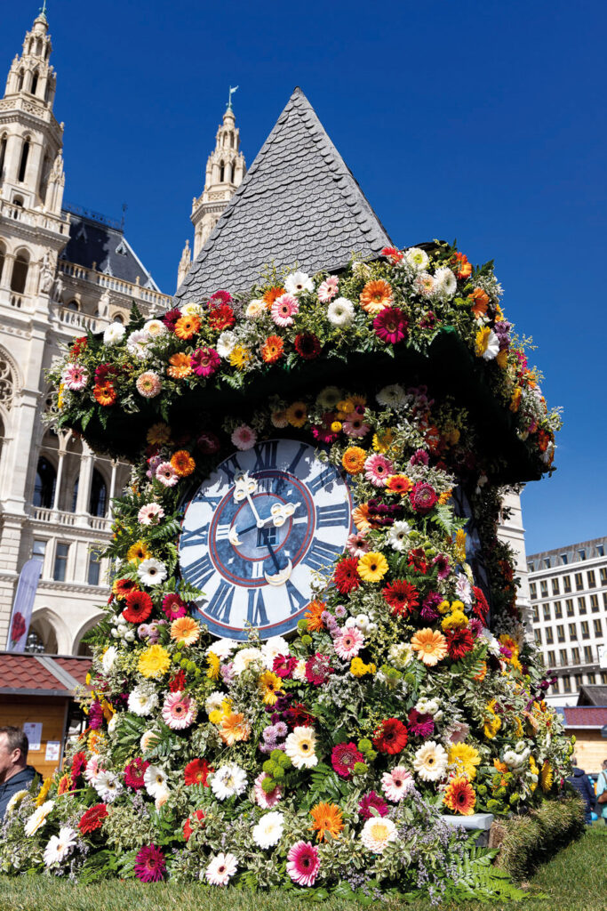 Auflugstipps: Miniatur vom Grazer Uhrtum mit Blumen geschmückt