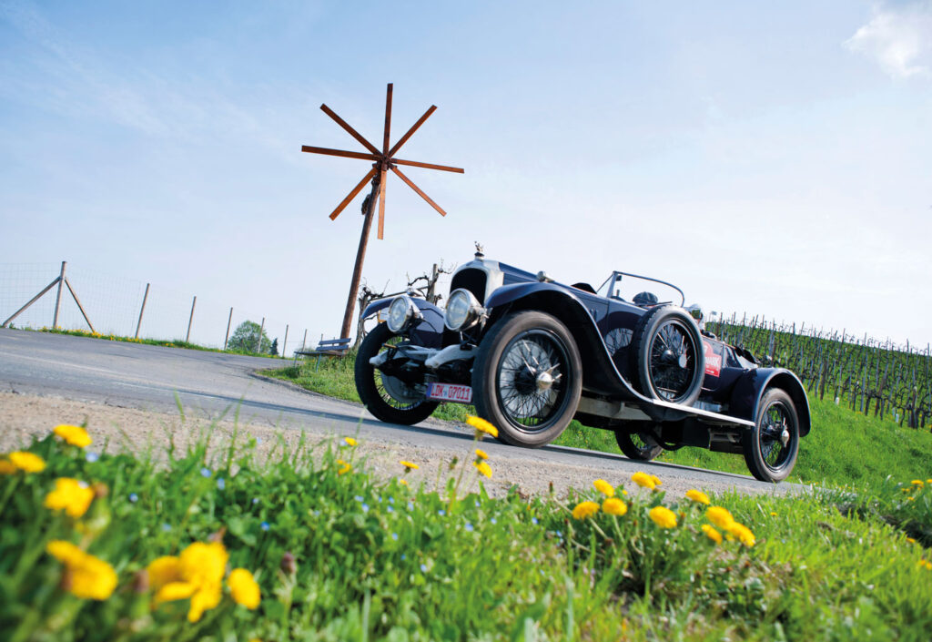 Auflugstipps: Oldtimer auf der Straße in Weinbergen