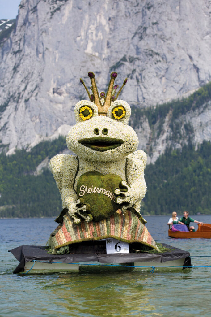 Auflugstipps: Frosch aus Narzissen in einem See.
