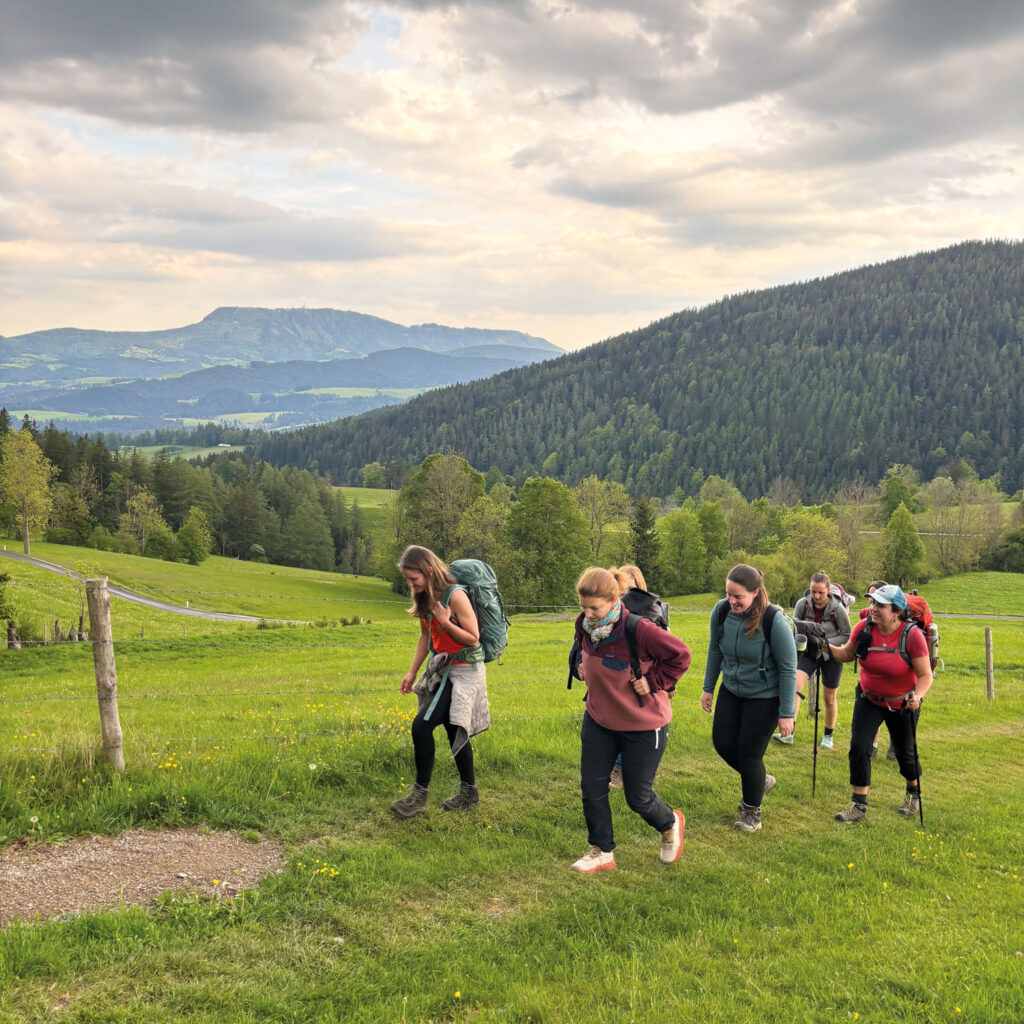 Evi Schmidt und ihre Wandergruppe auf dem Weg in die Berge.