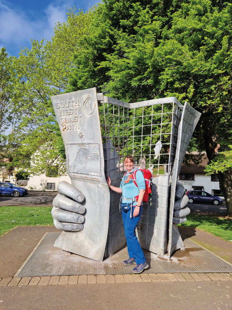 Doris Hollnbuchner vor einer Statue "South West Coast Path".