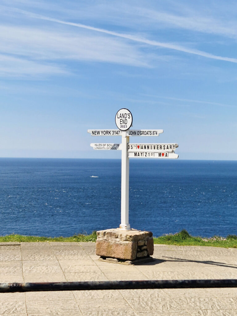Schild for dem Meer an der Küste von Südengland.