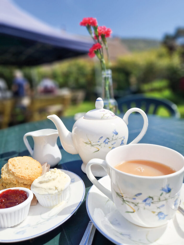 Tee und Kuchen im Freien.