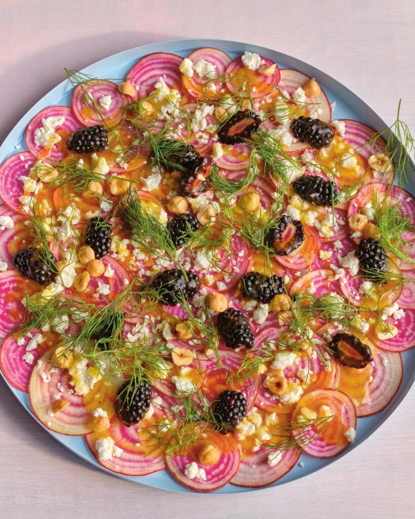 Chioggia-Carpaccio mit Brombeeren
