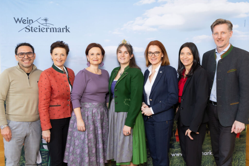 Stefan Potzinger, Obmann Wein Steiermark, Maria Pein, Vizepräsident der Landwirtschaftskammer Steiermark, Walburga Seidl, Vorstandsmitglied Steiermärkische Sparkasse, Weinhoheit Lea Kneissl, Simone Schmiedbauer, Agrarlandesrätin, Andrea Jöbstl-Prattes, Marketingleiterin Wein Steiermark und Martin Palz, Geschäftsführer Wein Steiermark beim offiziellen Auftakt des steirischen Weinjahrgangs 2025.