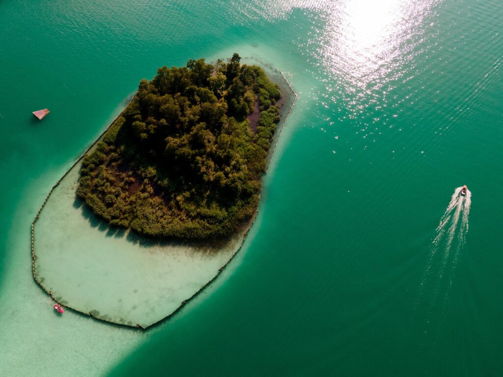 Luftaufnahme vom Wörthersee mit Kapuzinerinsel