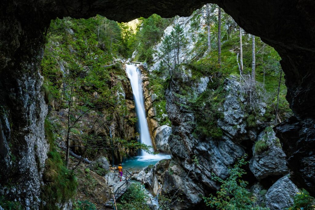 Wasserfall inmitten von Felsen in der Tscheppaschlucht