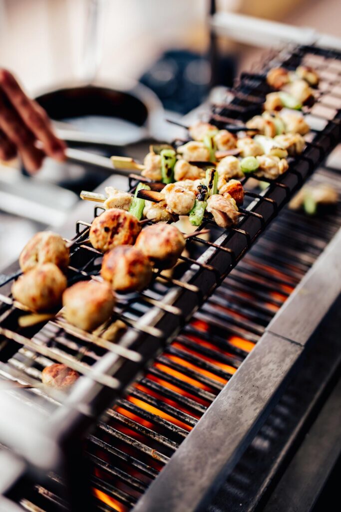 Grillspieße auf einem schmalen Grill