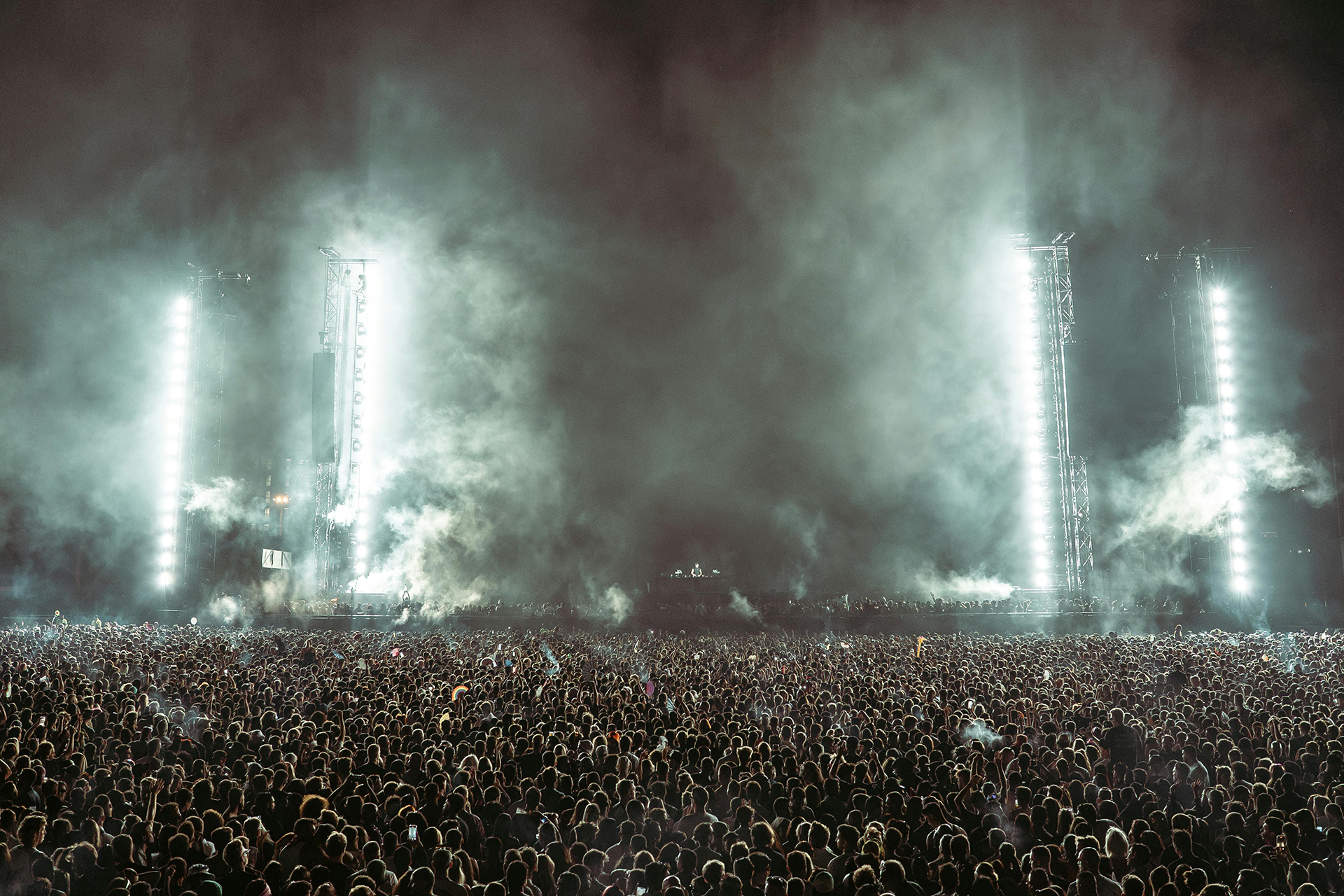 pen-Air-Konzert mit großer Bühne und Lichtshow.