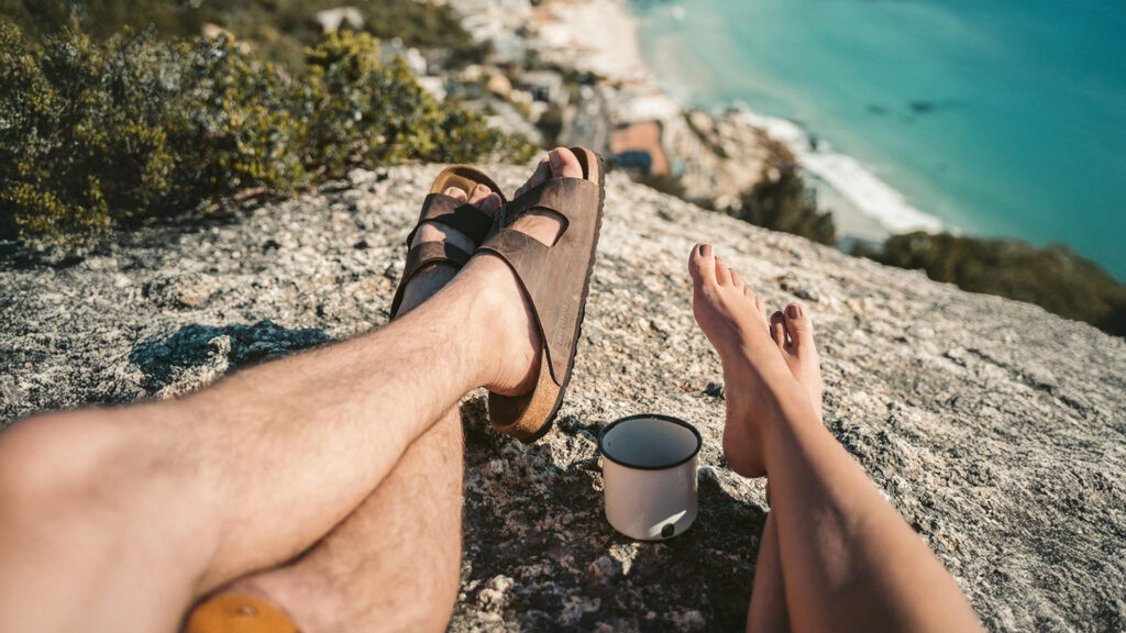 Urlaub: Entspannung im Urlaub mit Meerblick und Aussicht auf eine türkisfarbene Küste.