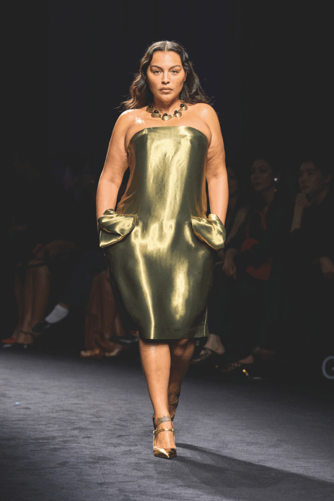 Model von Ferragamo in Metallic Kleid auf der Fashion Week 2026