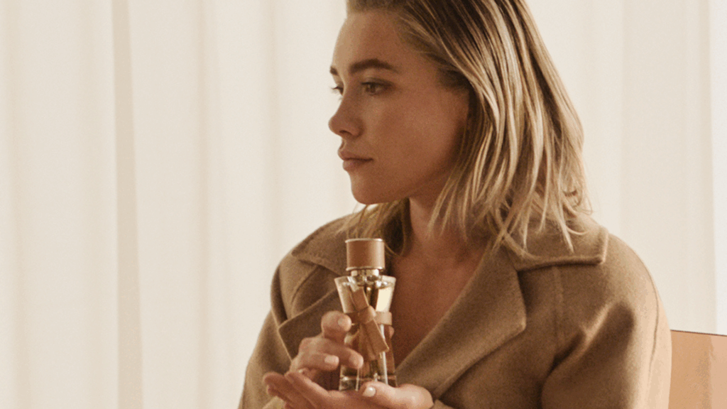 EMBARGO 24.08. Florence Pugh mit dem Flakon Le Parfum in der Hand