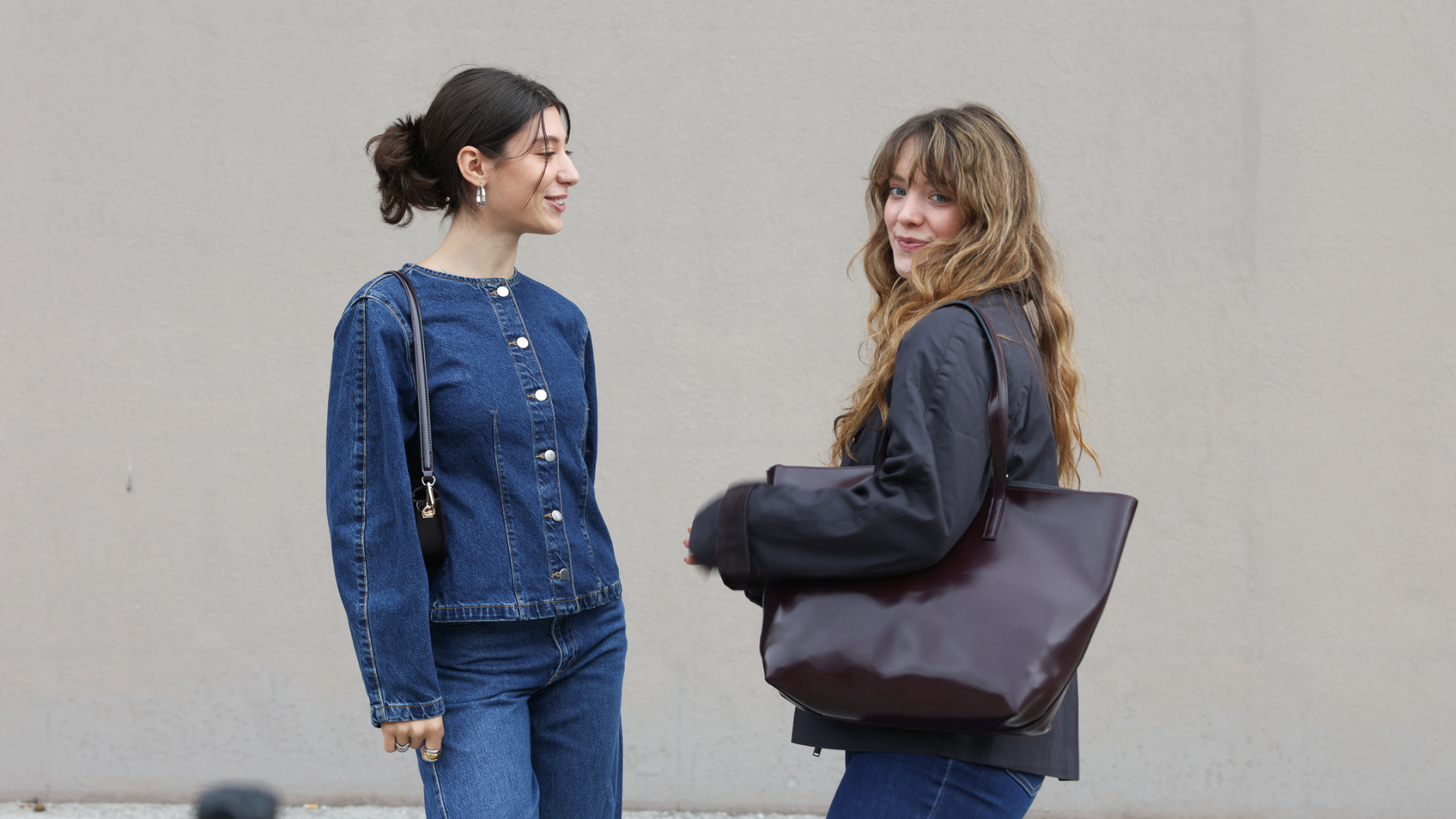 Zwei Frauen tragen Jeans-Looks