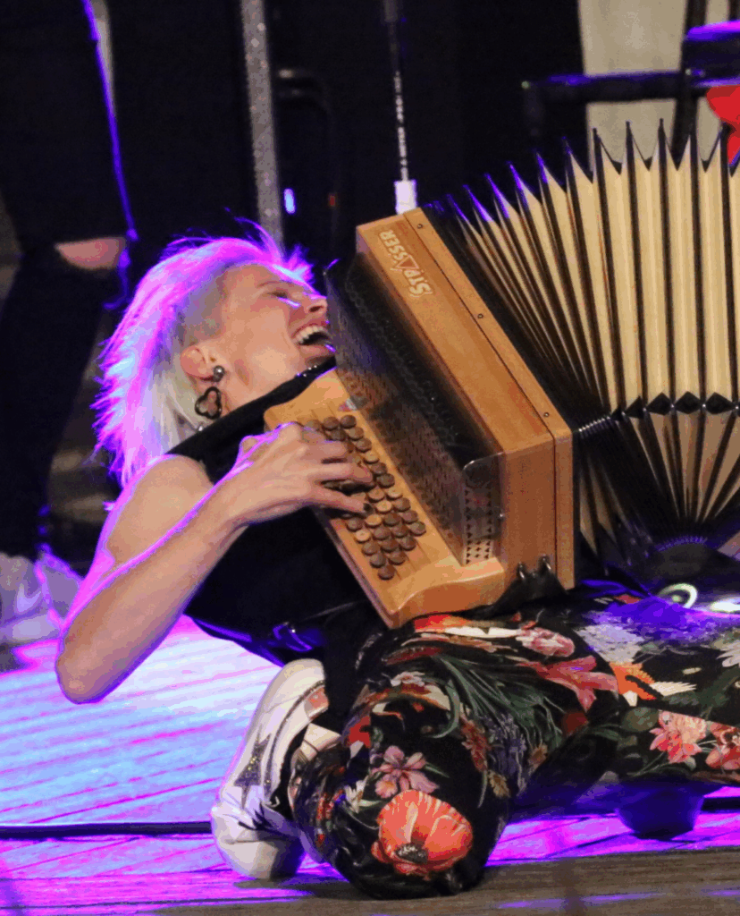 Christiane Meissnitzer auf der Bühne, spielend mit ihrer Harmonika.