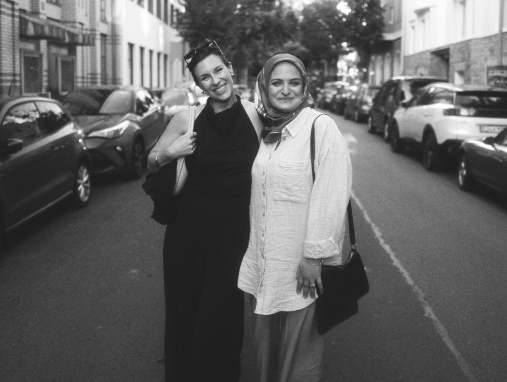 Fee Kalter und Dr. Neşe Oktay-Gür stehen nebeneinander auf einer Straße