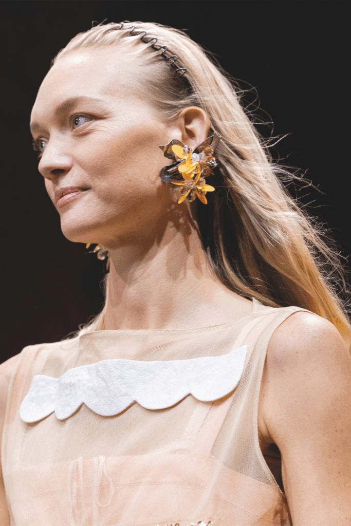 Model für Miu Miu auf der Fashion Week 2026 mit Zick-Zack-Haarreif
