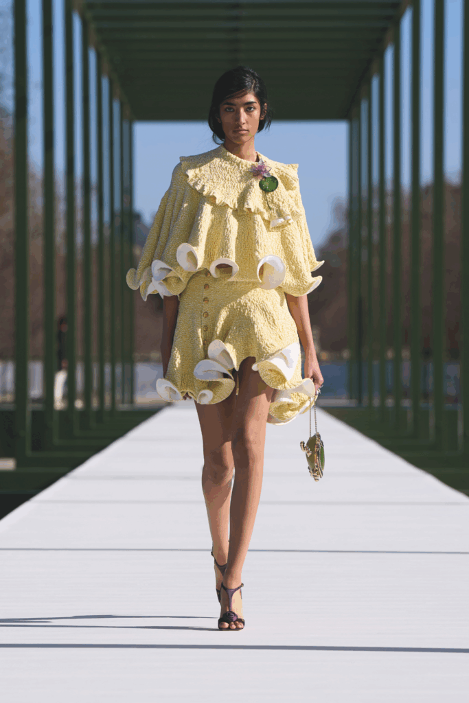 Model für Dior mit Seitenscheitel