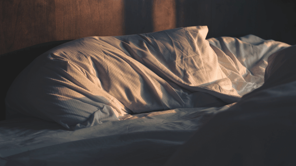 Ein leeres Bett mit Sonnenlicht