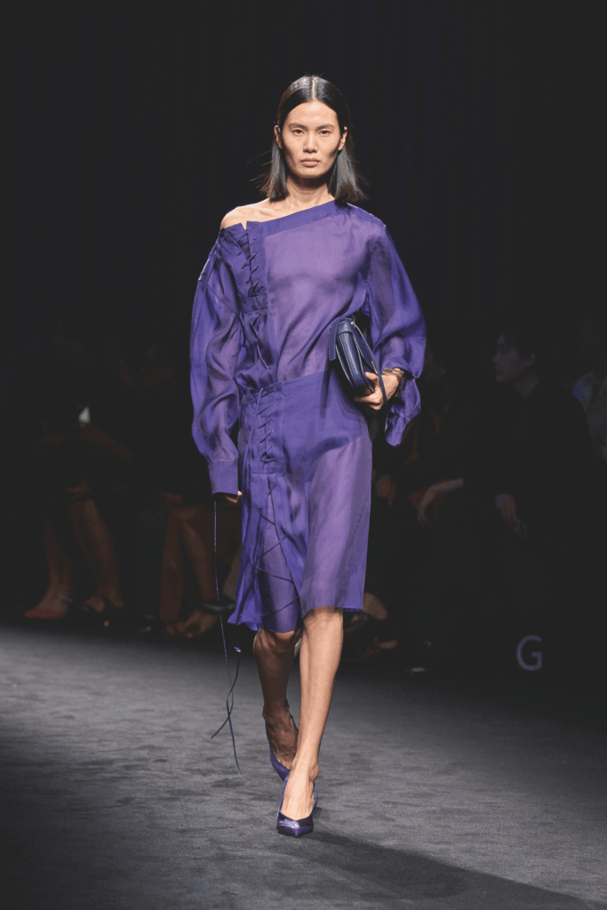 Model mit lila Kleid von Ferragamo am Laufsteg FW26