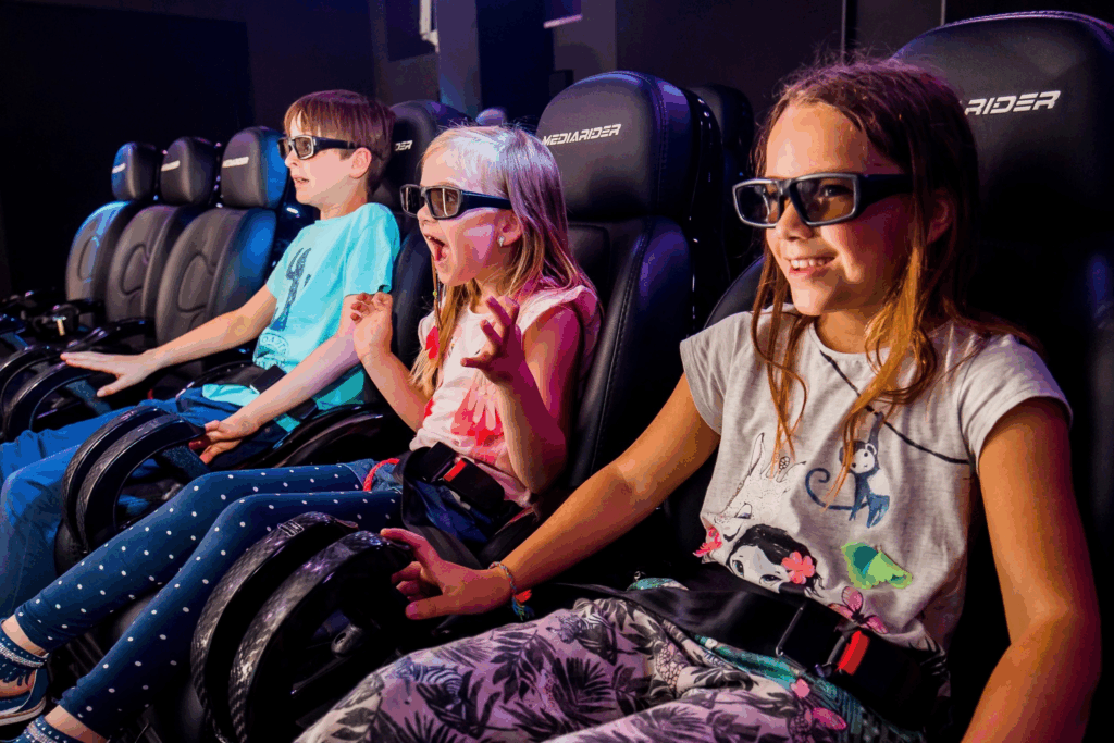 Kinder mit 3D-Brillen sitzen im Kino der Erlebniswelt Minimundus.
