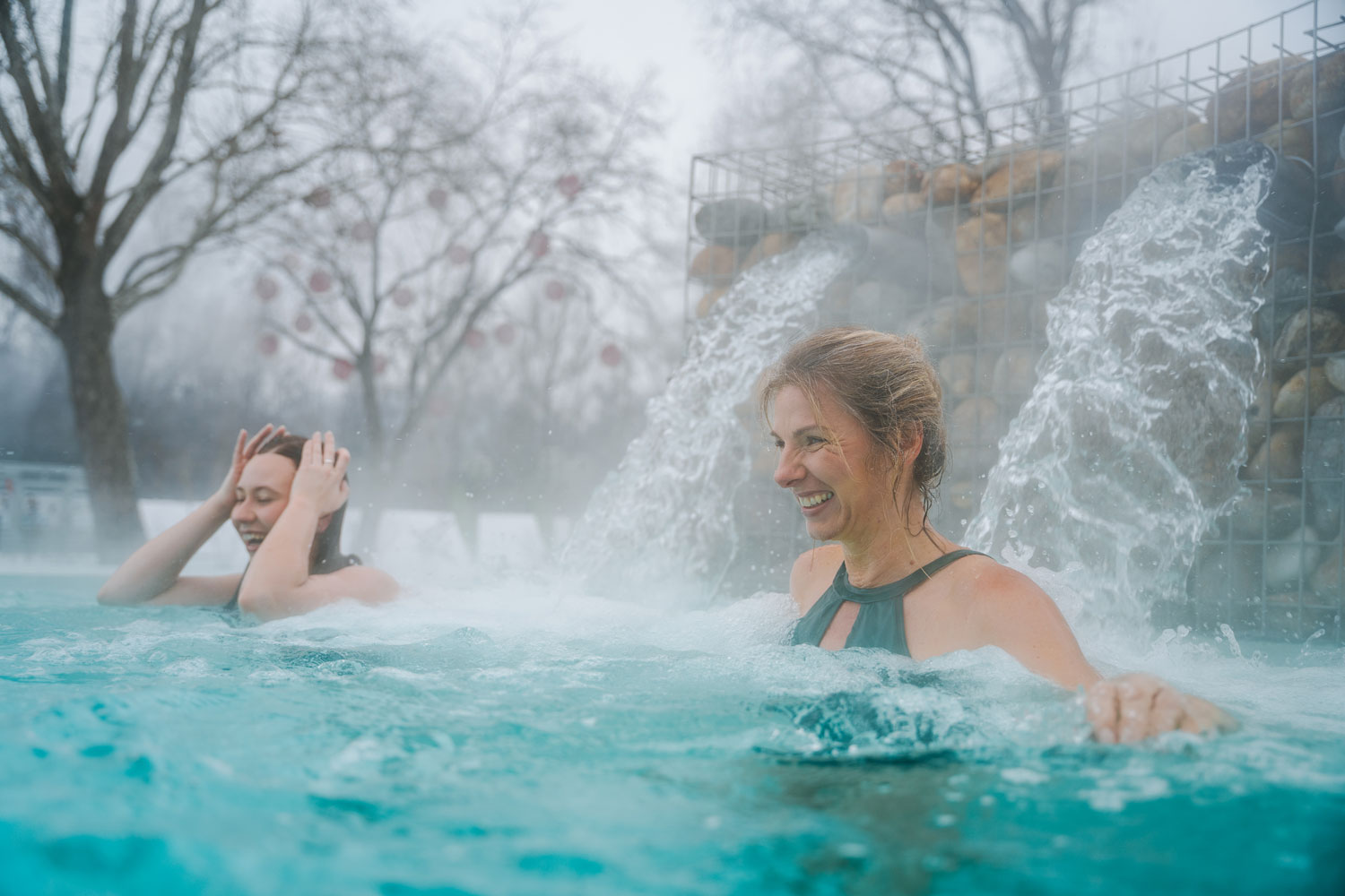 Thermen- & Vulkanland: Zwei Frauen beim Outdoorbaden in der Parktherme Bad Radkersburg