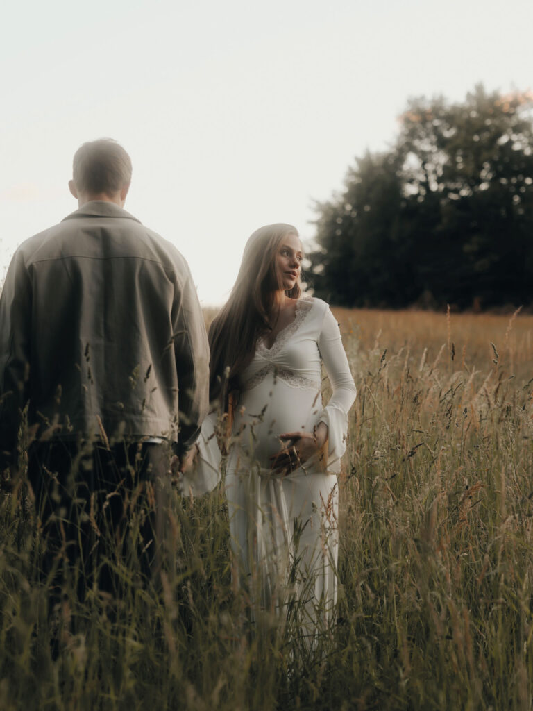 Lisa-Marie Schiffner schwanger in weißem Kleid mit Mann an der Seite in einem Feld