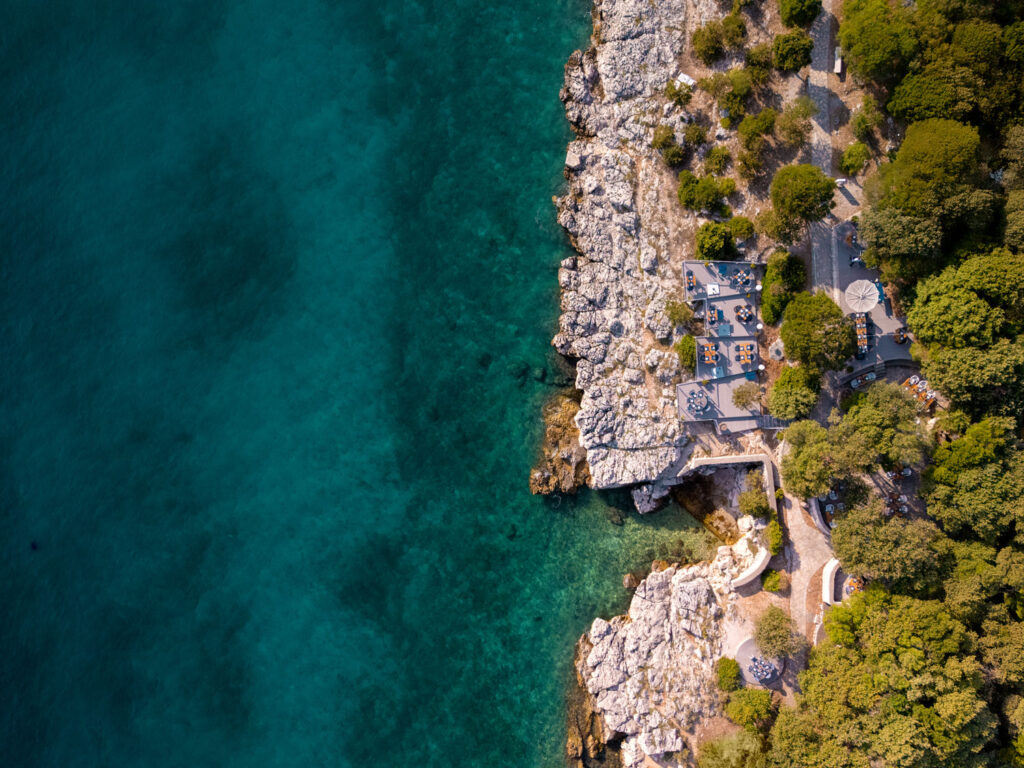 Luftansicht von der felsigen Küste mit Meer der Halbinsel Punta Skala.