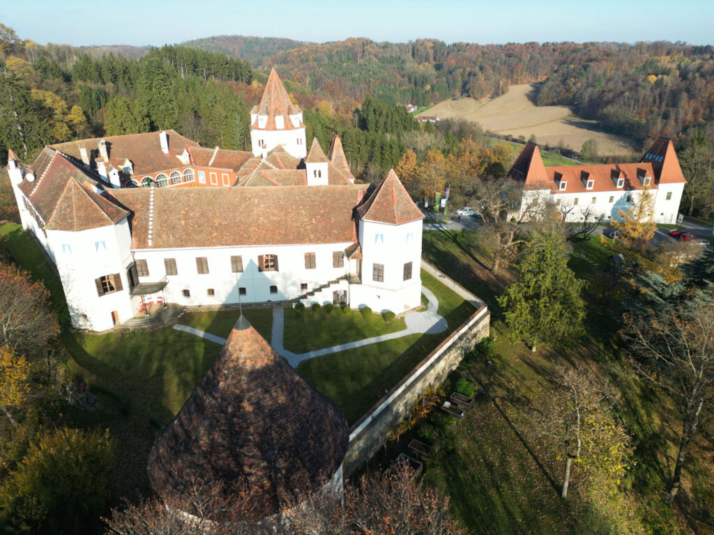 Luftaufnahme von Adventausstellung auf Schloss Kornberg